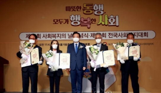 나솔채 홍현송 원장, 국민훈장 목련장 수상