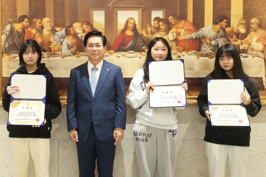여의도순복음교회, 심폐소생술로 행인 목숨 구한 여학생들에 선행상 수여