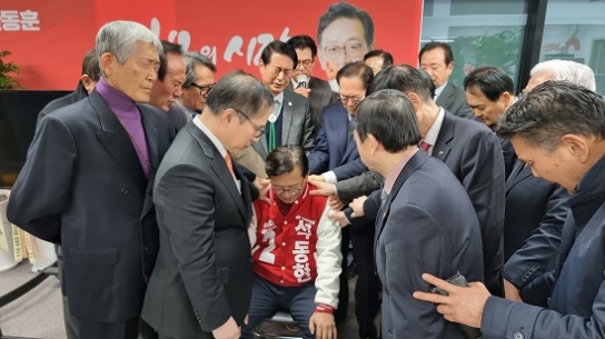송파 교계, 석동현 예비후보 캠프 방문해 기도회 가져