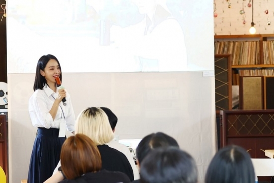 배우 신혜선, '지구여행' 사진전 도슨트 진행