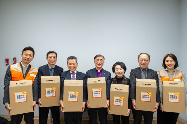[이미지 자료] 1. 월드비전이 기독교대한감리회로부터 지원 받은 후원금으로 푸드박스 1천개를 제작, 아동들에게 전달했다..JPG
