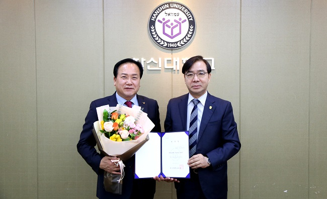 2023-03-03 한신대, 이권재 오산시장 초빙교수로 임명.jpg