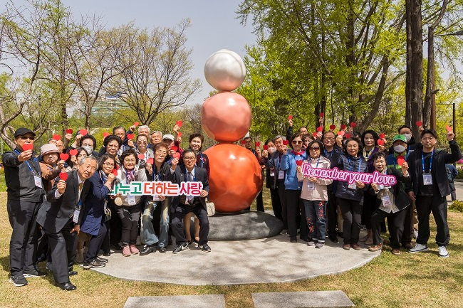 [사진1] 나누고 더하는 사랑 조형물 곁에 선 뇌사 장기기증인 유가족 도너패밀리.jpg