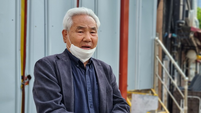시위 신 장로.jpg