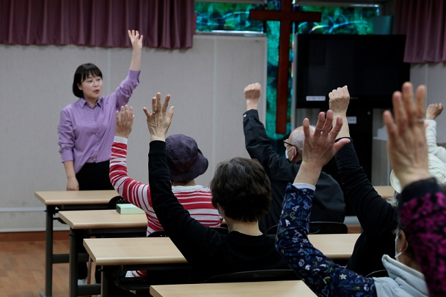 사진. 웃음 치료 레크리에이션에 참여 중인 라파의 집 환자들.JPG