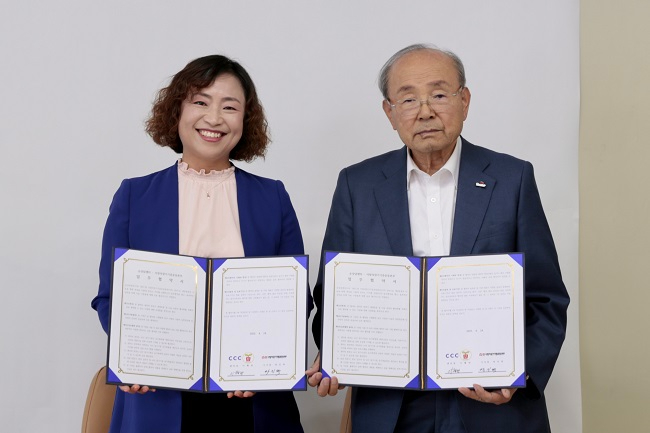 사진. (왼쪽부터) CCC 순상담센터 이혜란 센터장과 본부 박진탁 이사장이 업무협약 체결 후 협약서를 들고 기념촬영을 하고 있다..jpg