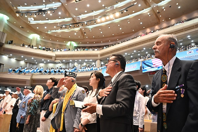 참전용사 경례.jpg