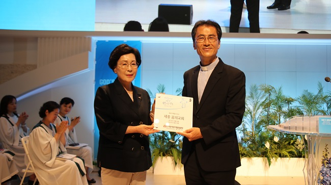 사진. 꿈의교회 안희묵 담임목사(우측)에게 감사패를 전달하는 대전충남지부 백명자 본부장.jpg