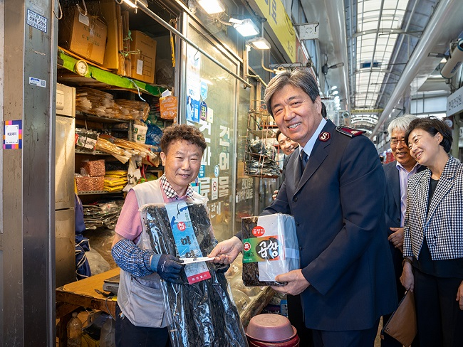 [사진자료] 구세군 장만희 사령관이 전통시장에서 취약계층과 나눌 명절 나눔 물품을 직접 구매하고 있다.jpg