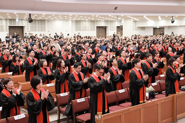 카이캄 안수자들.jpg