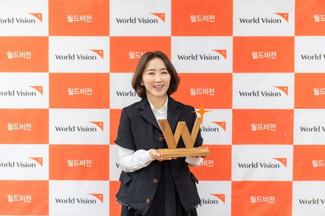 [이미지 자료]월드비전이 배우 윤유선을 홍보대사로 위촉했다..jpg