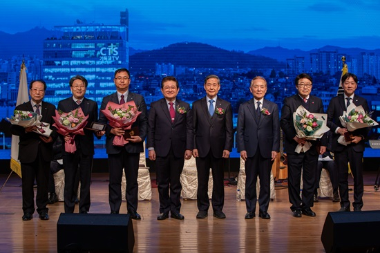 23-1201_창사28주년감사예배_10.jpg