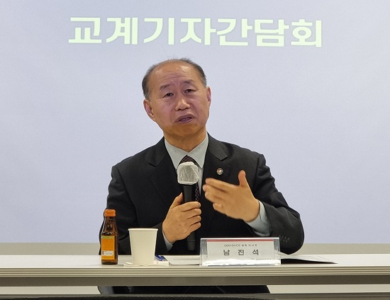 남진석 이사장.jpg