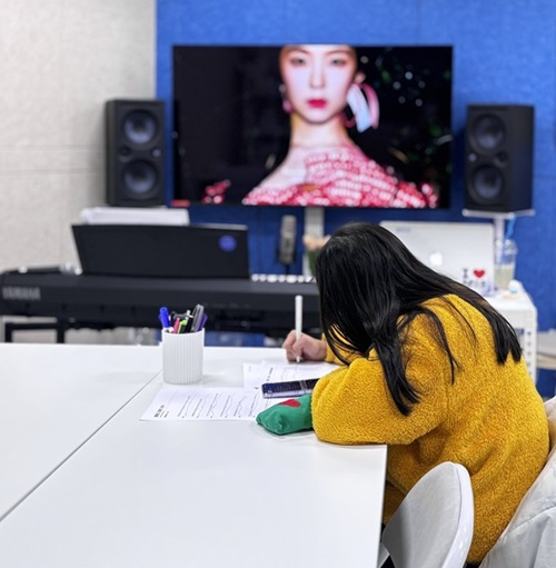 어린 학생이 직접 작곡하고 있는 모습.jpg