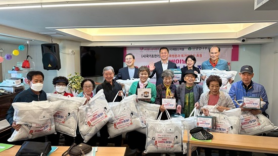 사랑의밥퍼와 생필품전달(왼 뒷줄 장헌일 정재원 최에스더 회장).jpg