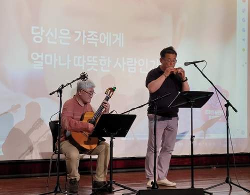 사진2. 사랑 나눔 희망 음악콘서트의 오카리나와 기타의 합동 연주 모습.jpg