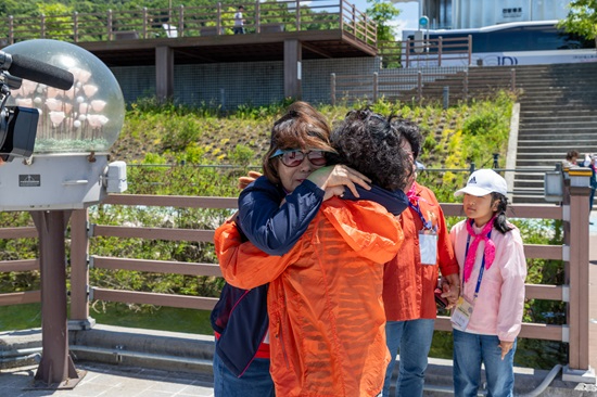 사진1. (좌측부터) 도너패밀리 김매순, 추금옥 씨가 서로를 안고 위로하고 있다.jpg