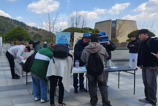 사진1. 부산외국어대학교에서 진행한 장기기증 캠페인에 참여하고 있는 학생들.jpg