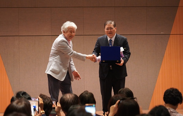 소강석 목사 수상.jpg
