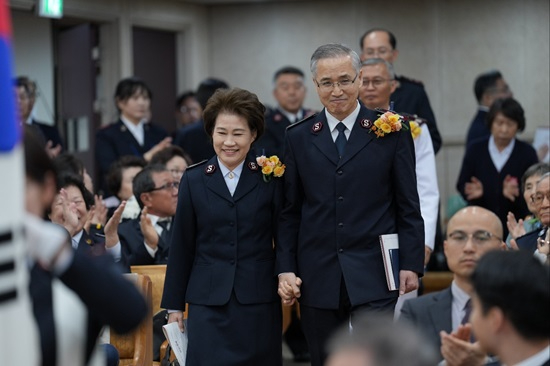 [보도자료] 구세군 제27대 사령관 취임_입장하는 김병윤 사령관, 차순삼 여성사역총재.jpg