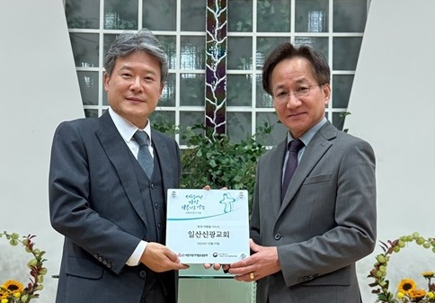 사진_(왼쪽) 생명나눔예배 기념패를 전달받는 일산신광교회 김인기 담임목사.jpg