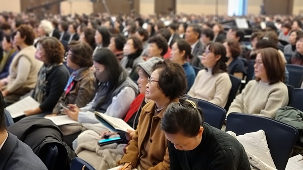 구속사 객석.jpg