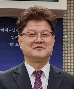 김근식 목사.jpg