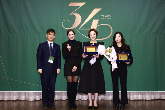 사진_(왼쪽부터) 사랑의장기기증운동본부 김동엽 상임이사, 2011년 홍보대사로 위촉된 에바 포피엘 씨와 21일 홍보대사로 위촉된 배우 ~.jpg