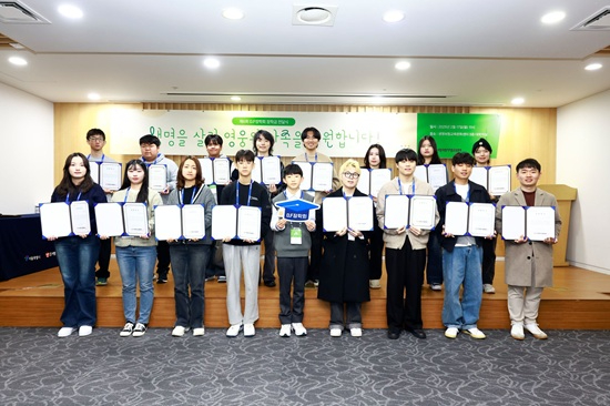 사진01_D.F장학회 장학증서를 전달받은 뇌사 장기기증인 유자녀들.jpg