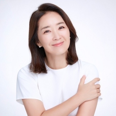 [이미지자료] 월드비전 윤유선 홍보대사가 경남∙경북 지역 대형 산불 피해 아동 및 주민을 위한 후원금을 전달했다.(사진제공=에스더블유엠피).jpg
