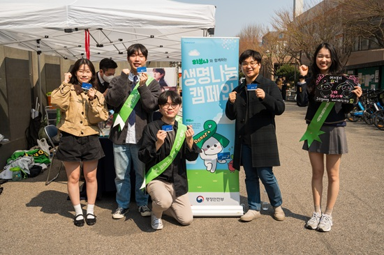 사진_교내에서 장기기증 캠페인을 펼치고 있는 서강대학교 재학생들.jpg