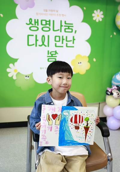 사진5_장기기증인을 떠올리며 직접 그린 그림을 들고 있는 심장이식인 강윤호 군.JPG