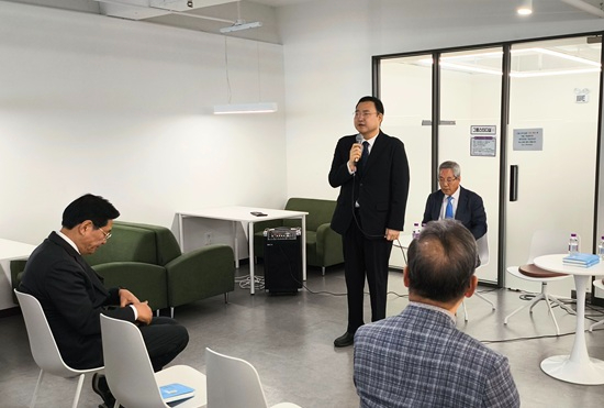 20250522-세기총4대 대표회장 故 고시영 목사 심리전기 출간기념 북콘서트 (3).jpg