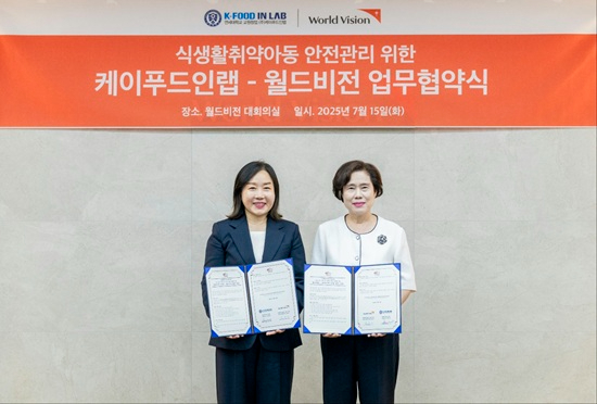 [이미지 자료] (왼쪽부터) 함선옥 ㈜케이푸드인랩 대표와 김순이 월드비전 국내사업본부 본부장이 협약을 체결한 후 기념사진을 남기는 모습..jpg