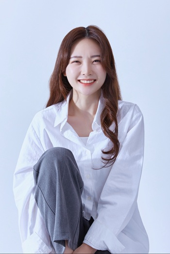 [사진] 배우 윤진.jpg
