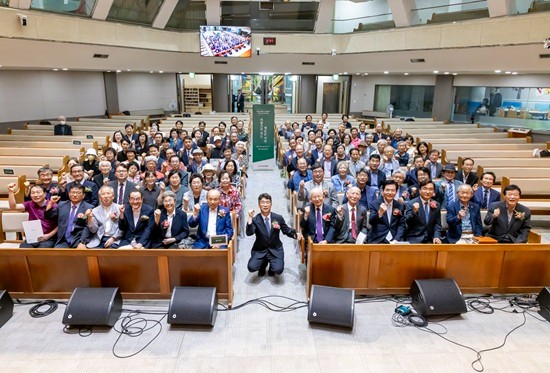 사진_제18대 유재수 이사장 취임 및 박진탁 이사장 명예이사장 추대 예배 기념사진.jpg
