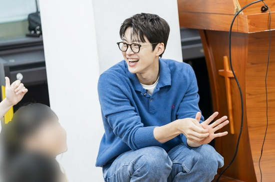 [이미지자료]월드비전 홍보대사 공명이 아동양육시설 아동들과 함께 레크레이션에 참여한 모습.jpeg