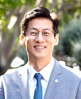 윤대혁 목사.jpg