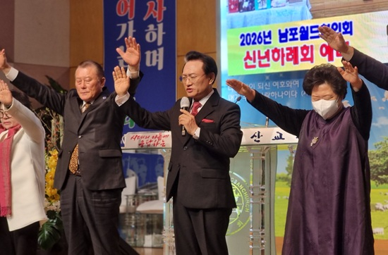 오범열 목사 축도.jpg