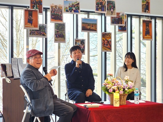 [참고이미지]나태주 시인(왼쪽)과 이병률 시인(가운데), 강수빈 월드비전 후원자가 나태주풀꽃문학관에서 열린 ‘2026 나태주풀꽃문학관 명사 초청 강연’에서 탄자니아 방문 경험을 공유하고 있다..jpg