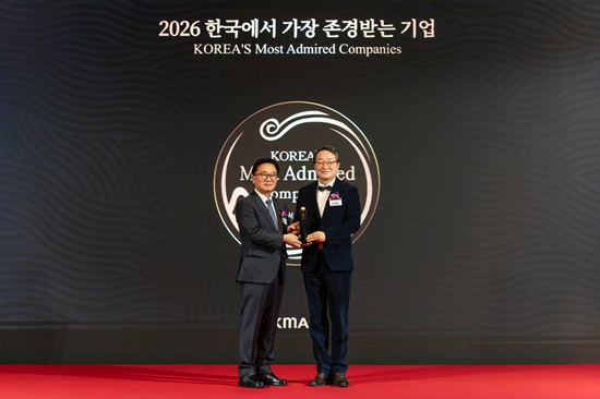 [참고이미지]월드비전 조명환 회장이 지난 10일 서울 여의도 콘래드서울에서 열린 제23회 ‘한국에서 가장 존경받는 기업’ 인증패 수여식에서 한국능률협회컨설팅 한수희 대표이사로부터 NGO 부문 선정에 따른 인증패를 수.jpg