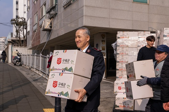 [사진] 김병윤 사령관_설 나눔 (2).jpg
