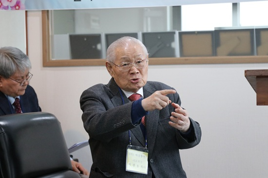 이광용 목사.JPG