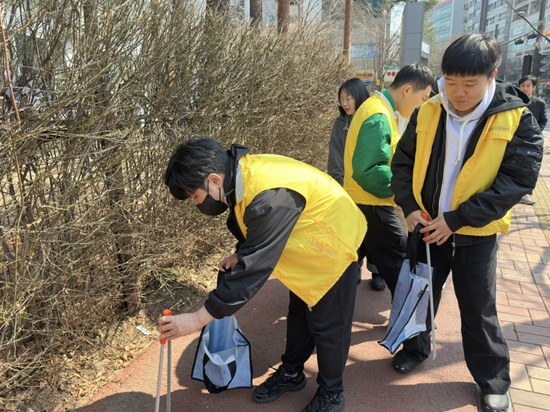 260324 홀트강동복지관 부설 홀트주간보호센터, 지역사회 플로깅 및 업사이클링 키트 나눔 활동 진행.jpg