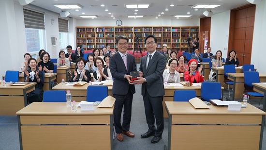 [사진 1] 성경 증정(왼쪽부터 서울광염교회 박경한 집사, 최규환 목사).JPG