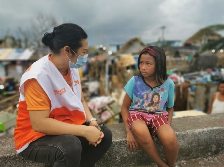 [크기변환][이미지 자료] 태풍 ‘고니’로 큰 피해를 입은 필리핀 지역의 아동과 월드비전 긴급구호활동가.jpg