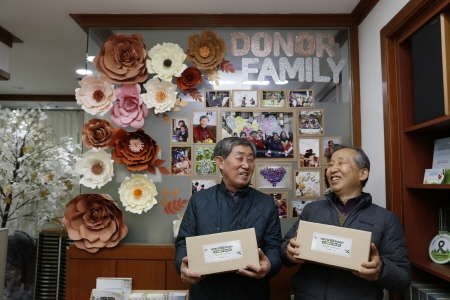 [크기변환]연하상자를 받은 뇌사 장기기증인 유가족 김일만 씨, 강호 목사(왼쪽부터).JPG