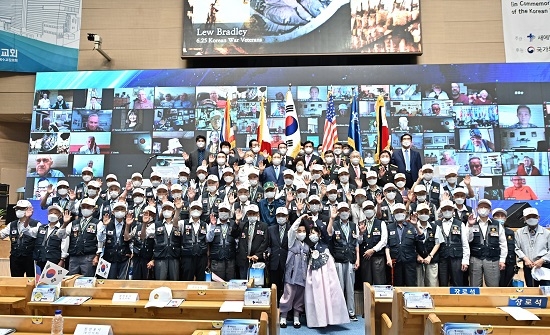 2.새에덴교회, 한국전 참전용사 초청 온라인 행사, 국군 참전용사와 함께.jpg